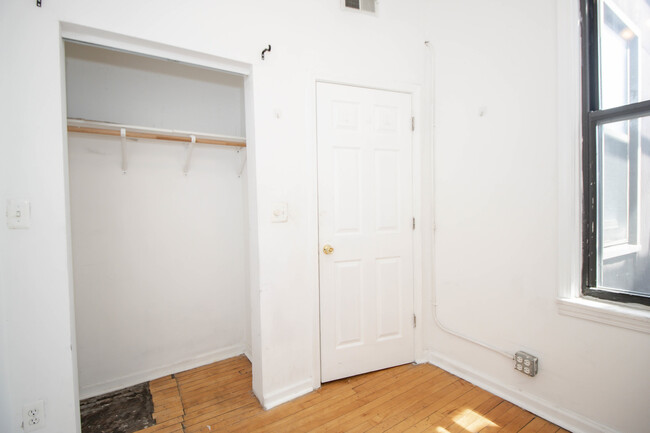 Building Photo - 921 S Laflin St