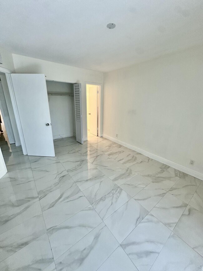 Building Photo - 2440 Lake Osborne Dr