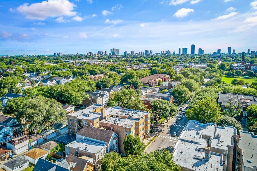 Building Photo - 2206 W Foster Ave