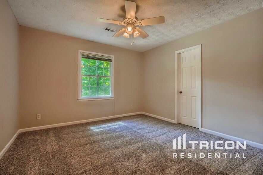 Building Photo - 305 Woodsong Dr