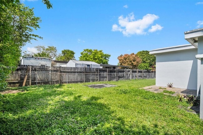 Building Photo - 1840 SW 63rd Ave