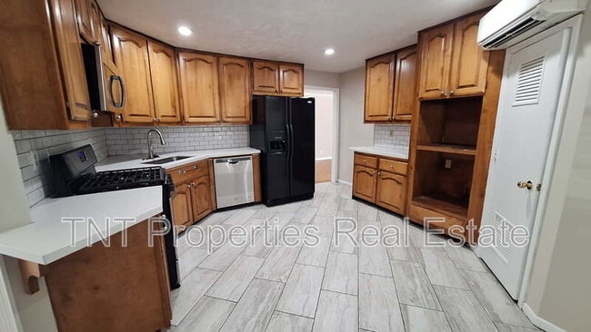 Building Photo - 201 Elm Ave