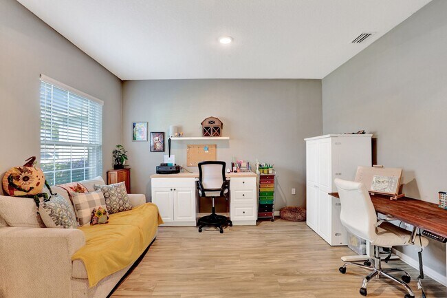 Building Photo - Gorgeous 4/3 in Newberry Corners