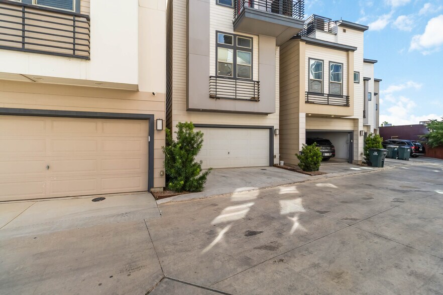 Building Photo - 2104 N Saint Marys St