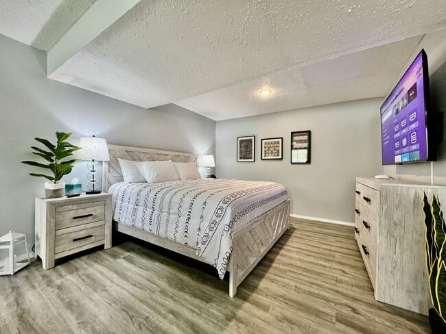 Building Photo - 6631 Pin Oak Ct