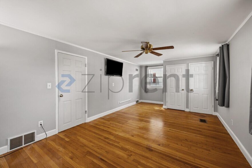 Building Photo - Unit