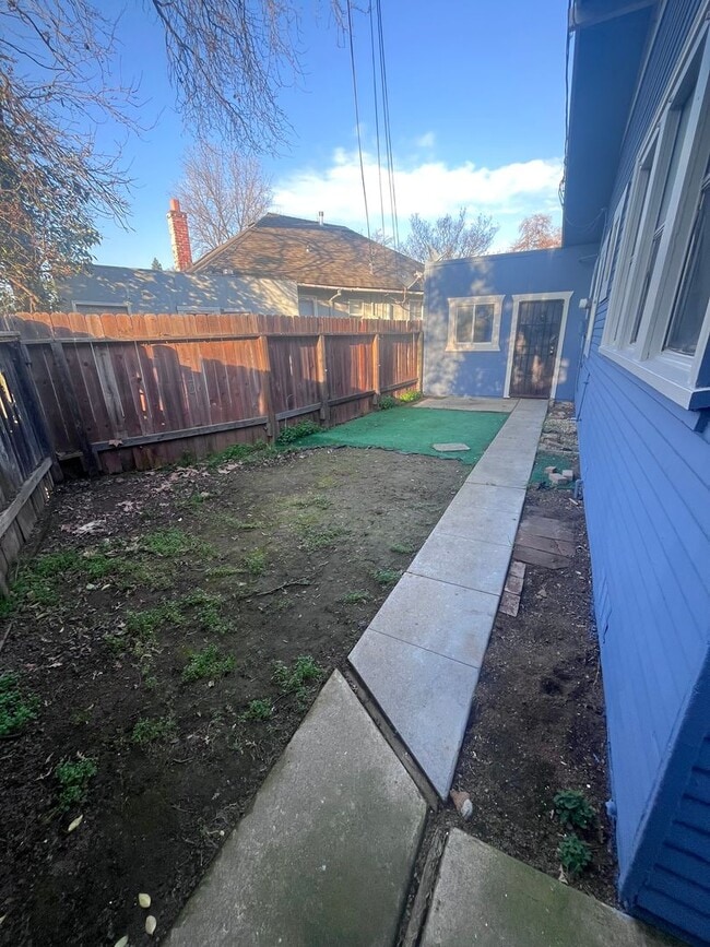 Building Photo - ADORABLE 2 BEDROOM HOME!!