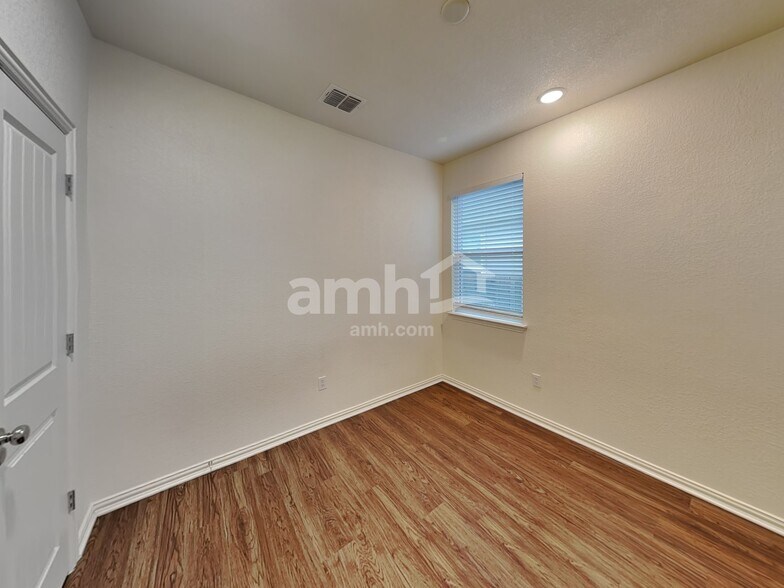 Building Photo - 457 Pebble Bend