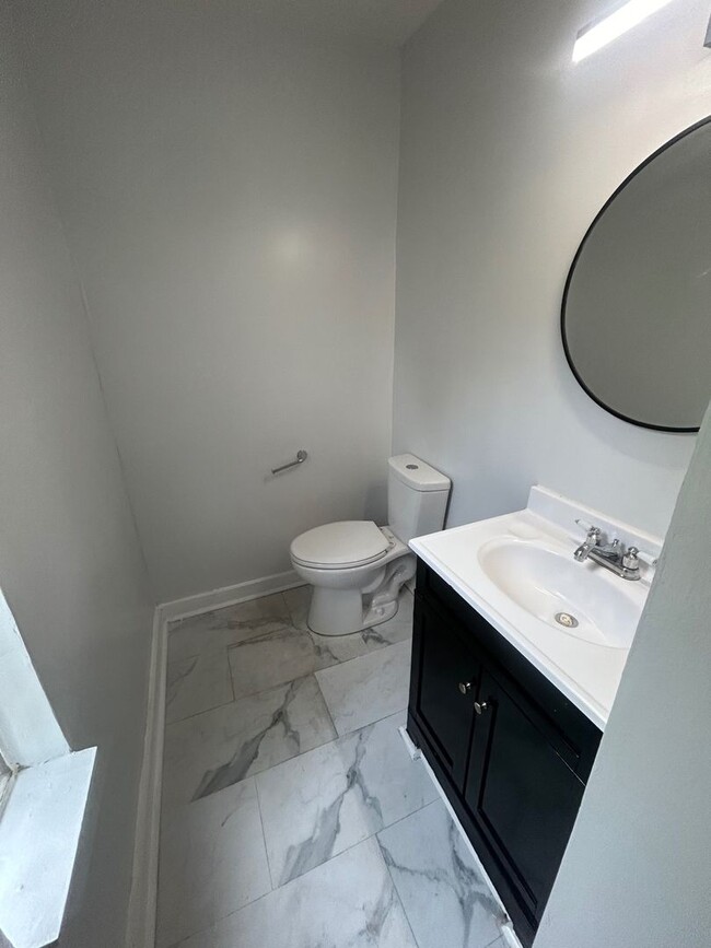 Building Photo - 240 Jamil Rd