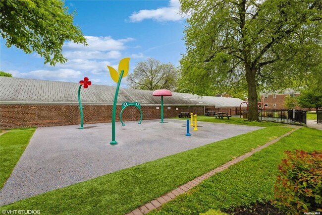 Building Photo - 71-7 Little Neck Pkwy