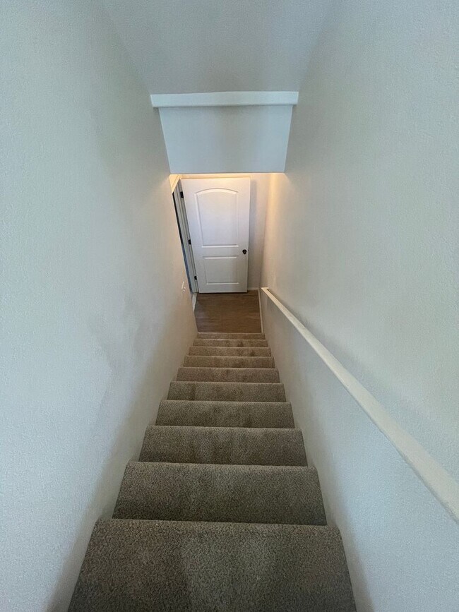 Building Photo - Beautiful 4 Bed, 3 Bath House in Maple Hill!