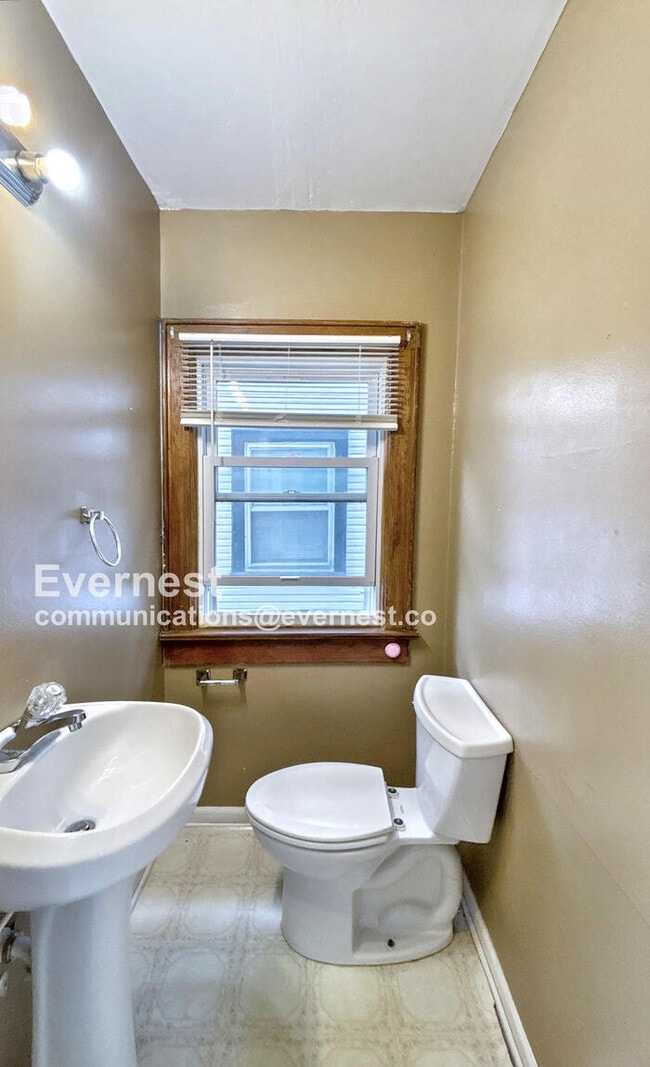 Building Photo - 661 S Burgess Ave