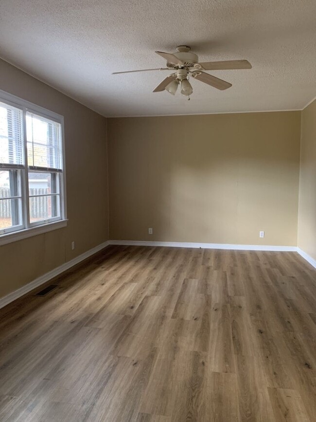 Building Photo - 2224 Bower Dr