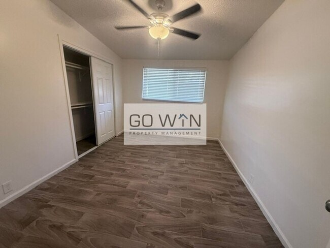 Building Photo - 925 W Cheryl Dr