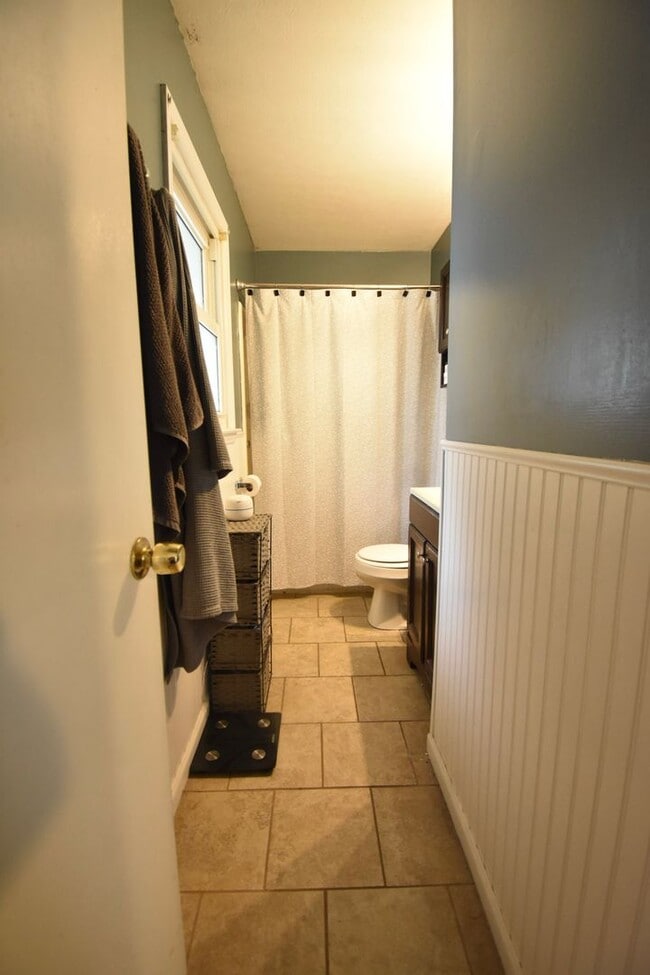 Building Photo - 3 Bedroom 2 Bath: Pets Considered