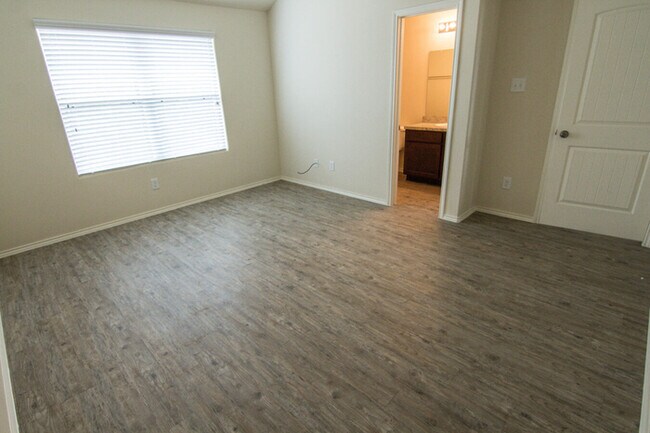 Building Photo - 2105 Oakwood Forest Dr