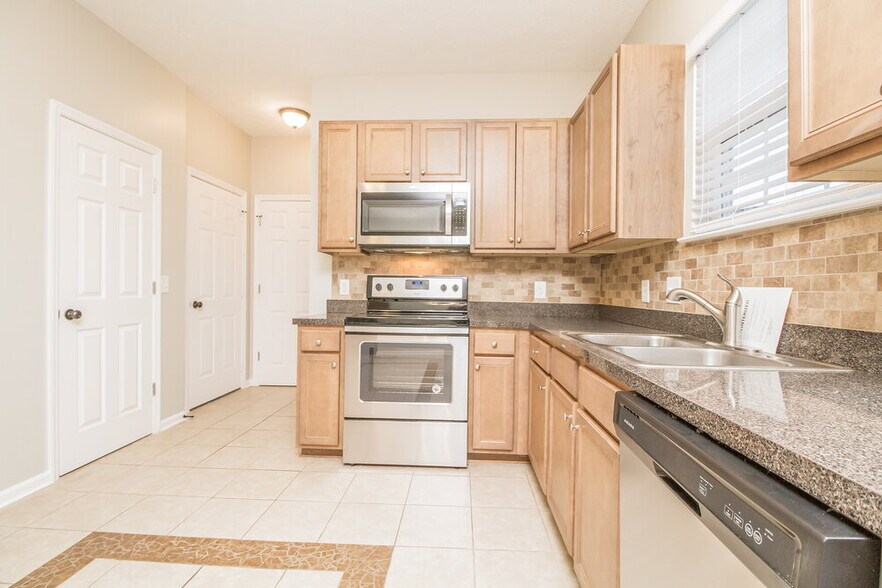 Building Photo - 105 Latham Ct