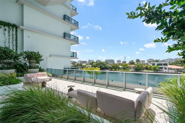 Building Photo - 9221 E Bay Harbor Dr