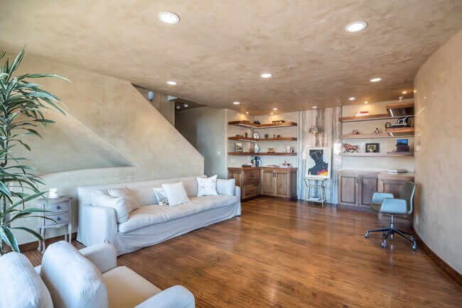 Building Photo - 221 30th St