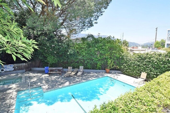 Building Photo - 2 bed / 2 bath two story in prime La Cresc...