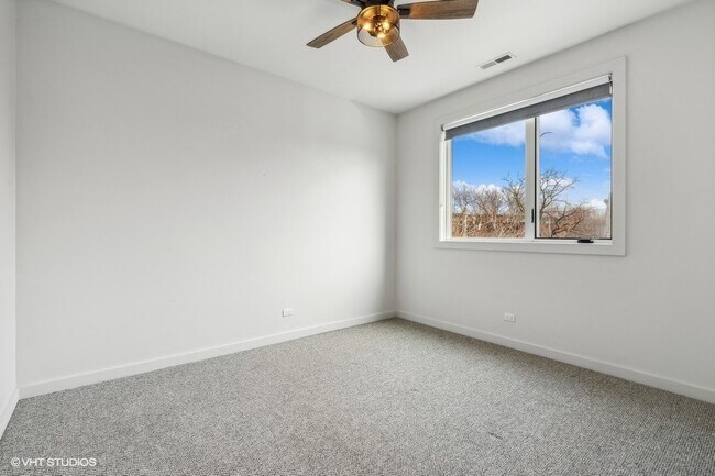 Building Photo - 1745 N Hoyne Ave