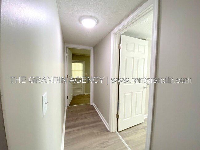 Building Photo - 8623 Plantation Rd