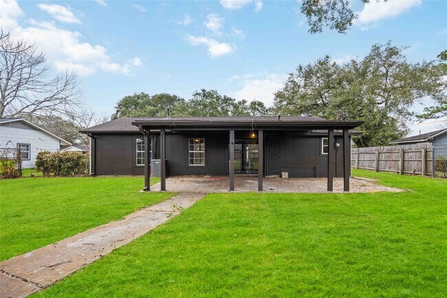 Building Photo - 1721 Jones St