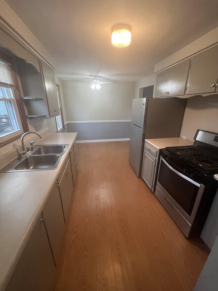 Building Photo - 150 Centervale Ave