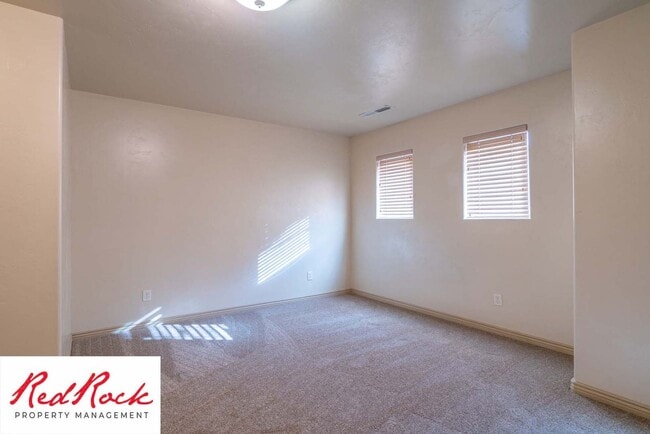 Building Photo - Beautiful 3 bedroom, 2.5 bathroom Townhome...