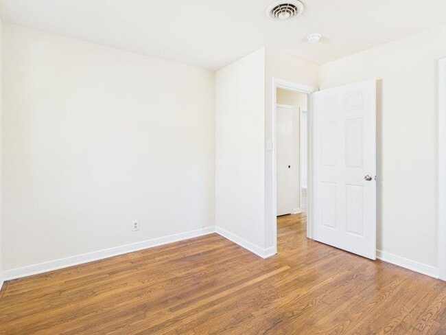 Building Photo - 954 Kingsway Rd