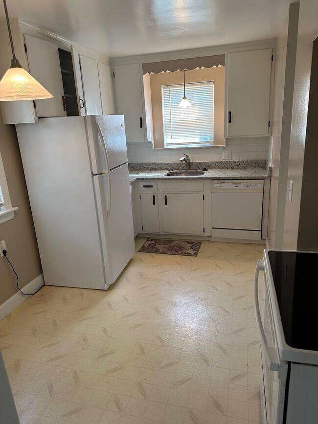 Building Photo - Gorgeous 3 bd, 2 bath South Euclid Home Awaits!