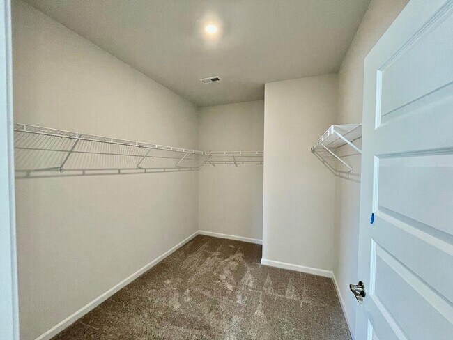 Building Photo - 1 Lyndhurst Dr