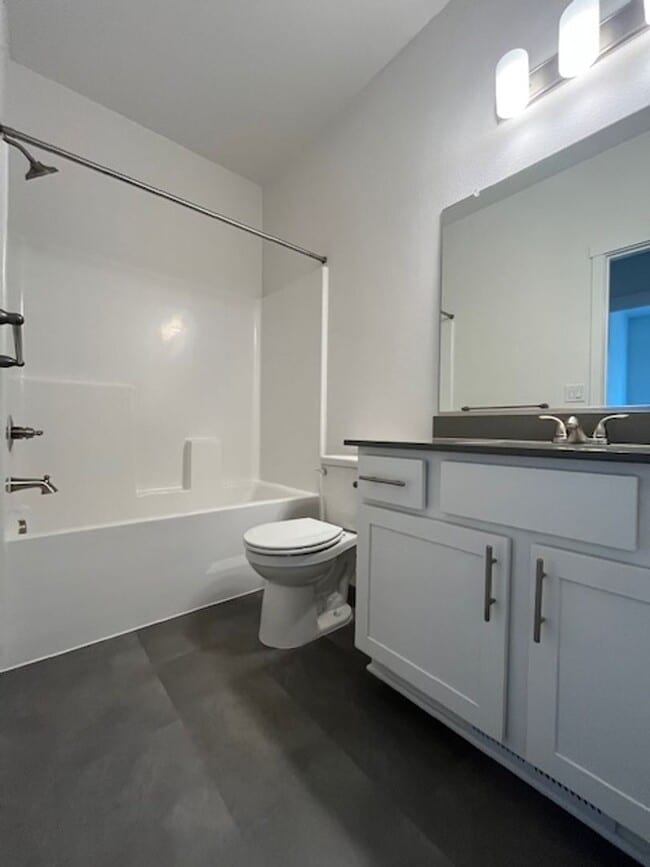 Building Photo - 3 Bedroom 2 Bath Silverton OR