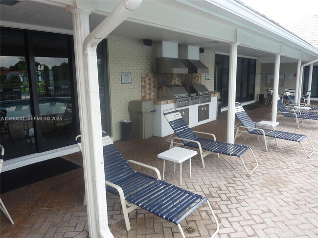 Building Photo - 180 Cypress Club Dr