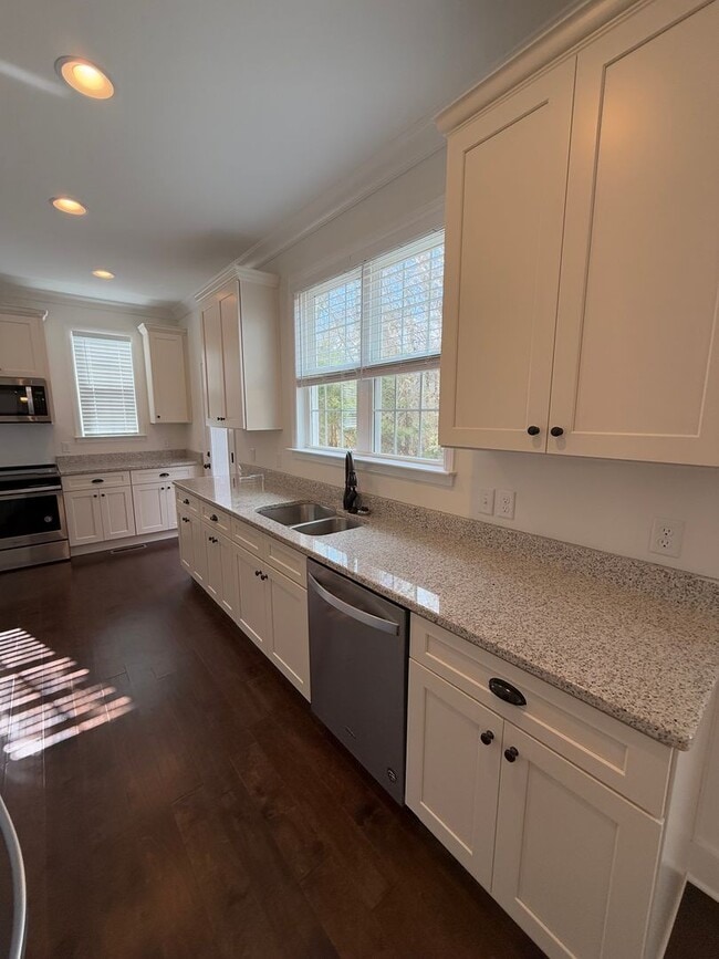 Building Photo - 3 Bedrooms + 2.5 Bath Renatal in East Brainerd