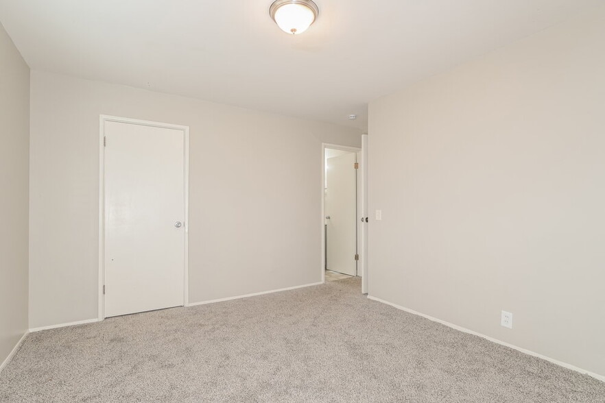 Building Photo - 13 Cricket Ct