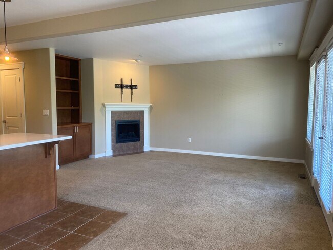 Building Photo - Spacious 3 Bedroom/ 3 Bathroom Near Boat L...