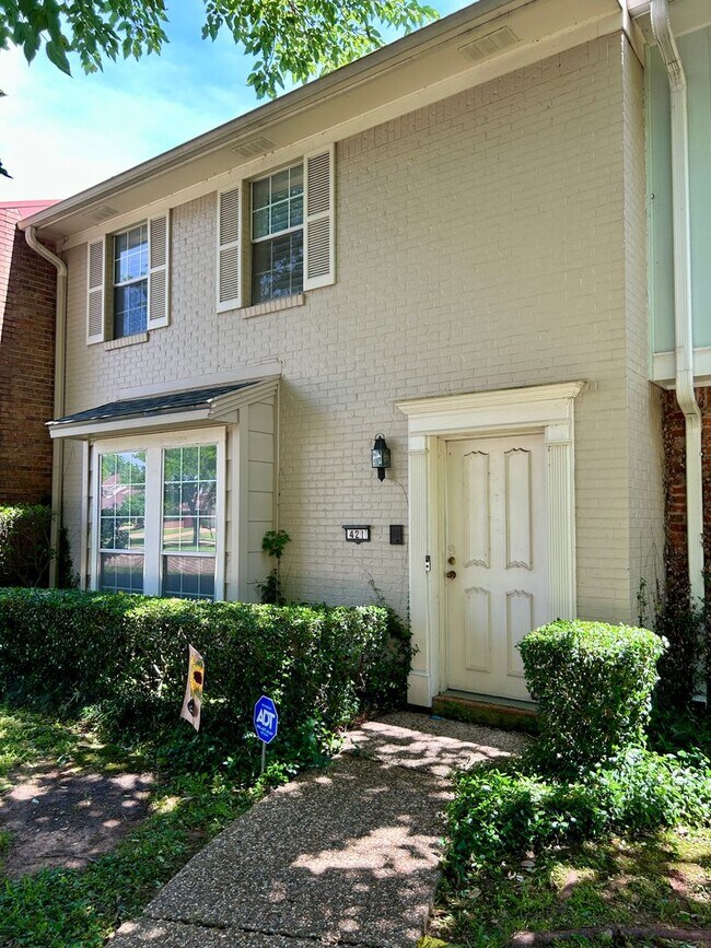 Building Photo - Youree Drive Townhouse