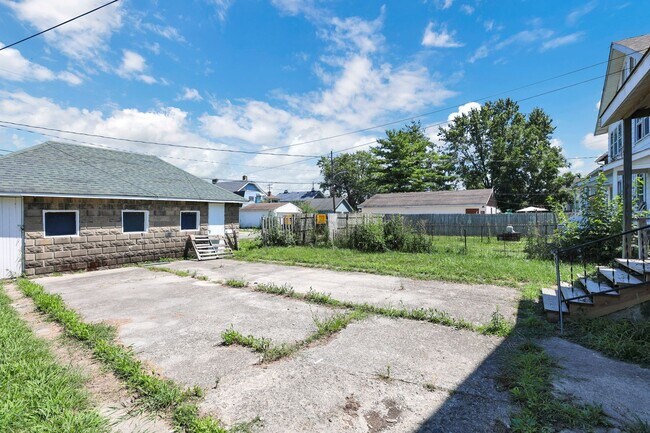 Building Photo - 74-76 N Powell Ave