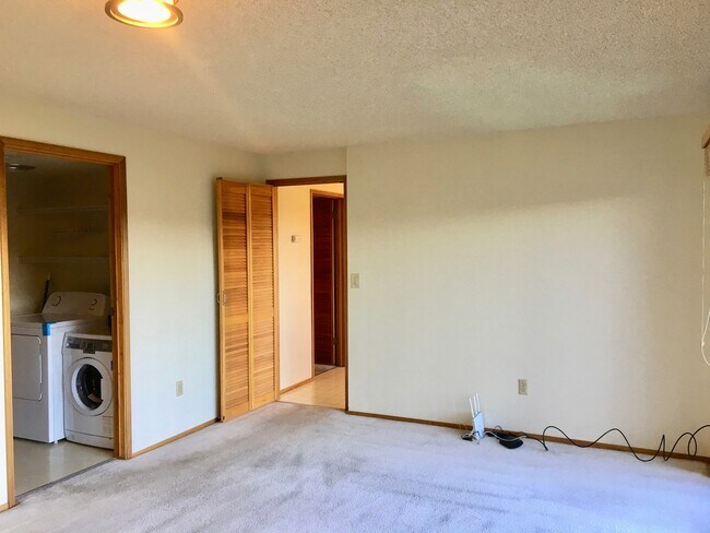 Building Photo - Beautiful 4 Bedroom near Microsoft Availab...