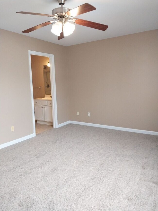 Building Photo - Cute townhome with 3 bd / 2.5 Bath