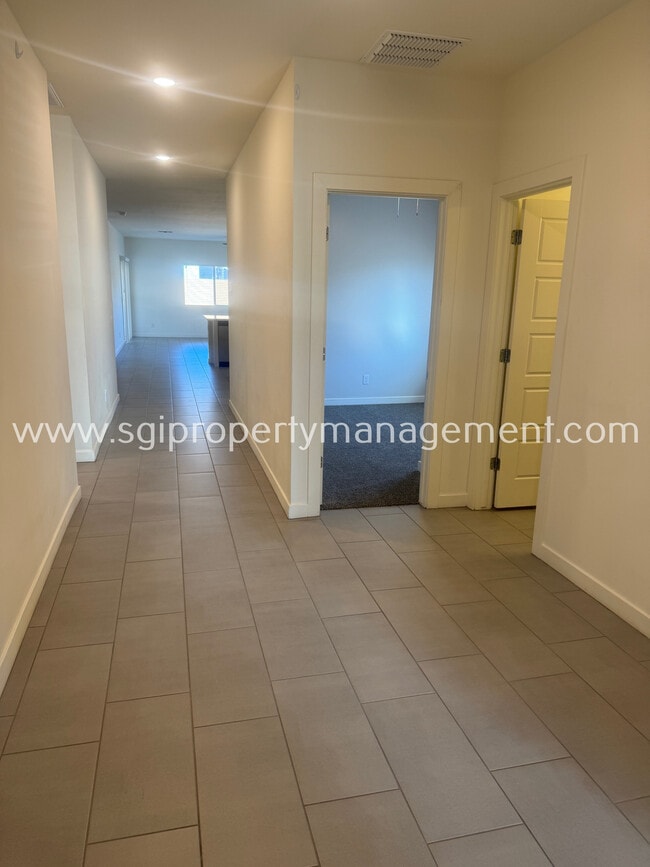 Building Photo - 724 E Ruby Dr