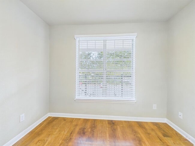 Building Photo - 7685 Northcross Dr