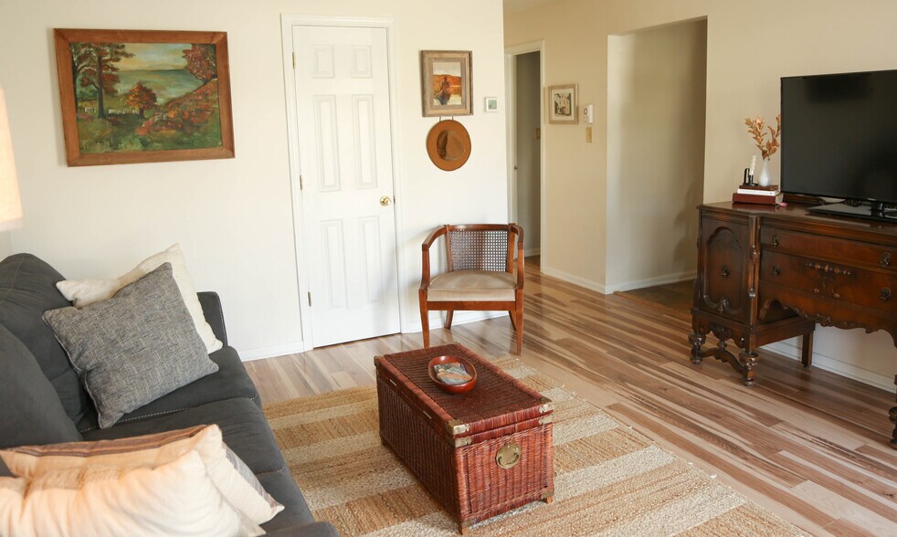 Building Photo - 440 Pleasant View Dr