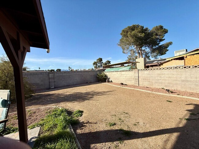 Building Photo - Fully Furnished 4-Bedroom Home in Prime Central Las Vegas Location
