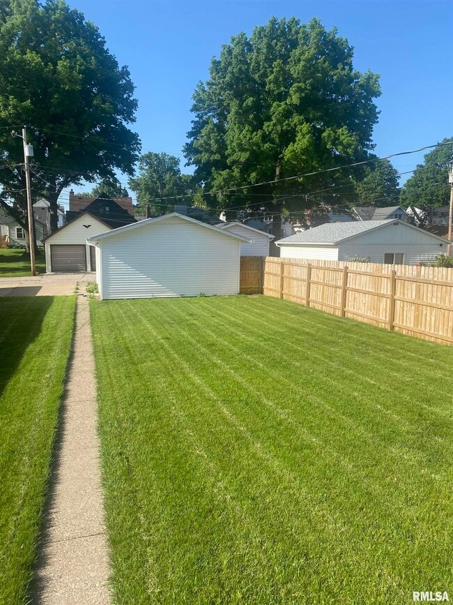 Building Photo - 1131 E Garfield St