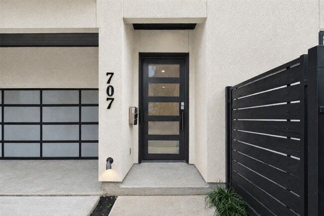 Building Photo - 707 W Clay St