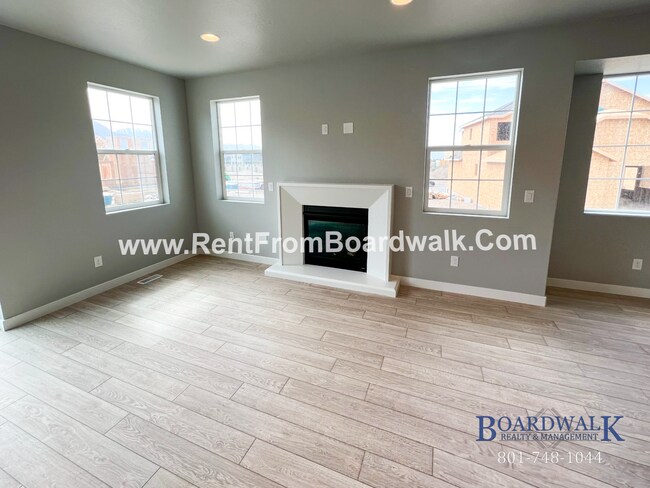 Building Photo - Modern Town Home in Highland!