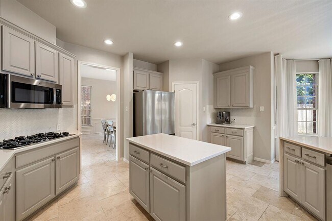 Building Photo - 2114 Hilton Head Dr