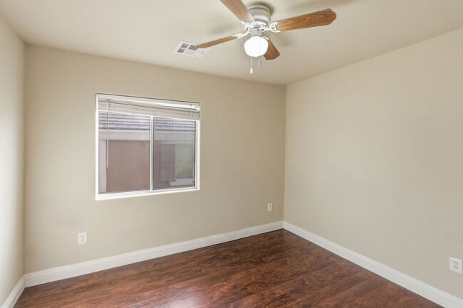 Building Photo - GORGEOUS TWO STORY TOWNHOME IN LAS VEGAS